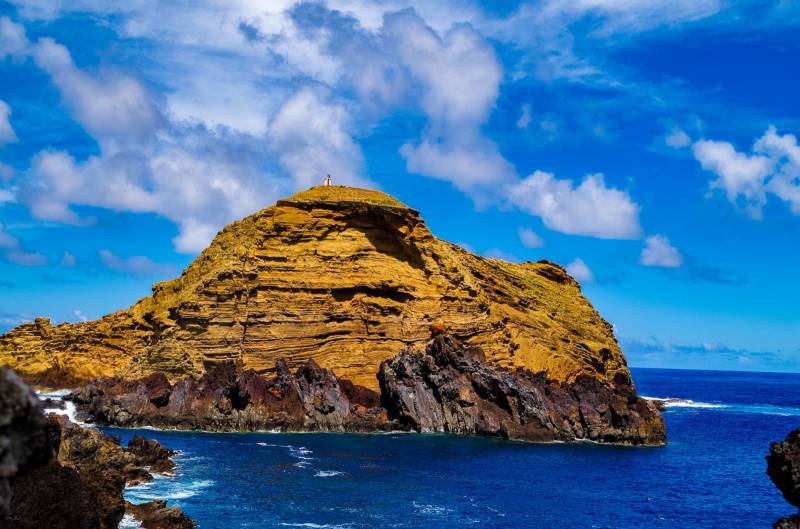 côtes montagneuses de l'île de madère au portugal